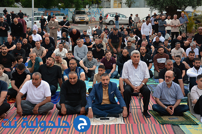 اهالي جلجولية يؤدون صلاة عيد الاضحى في ساحة مسجد الروضة في جلجولية 